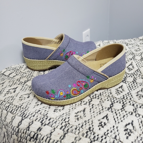 DANSKO Vegan Jute Denim Blue Paisley Embroidered Floral Clogs - Picture 2 of 13